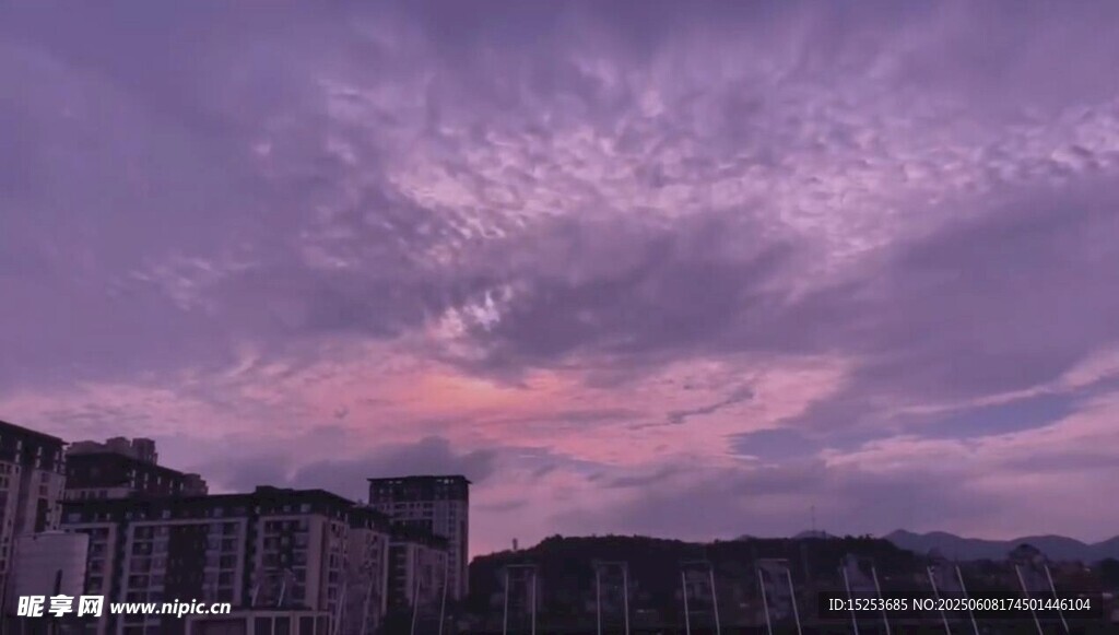 城市上空的夢幻紫色云霞