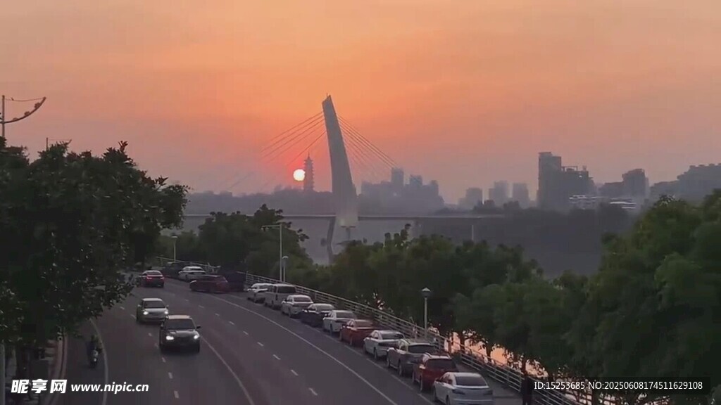 城市黃昏交通景象