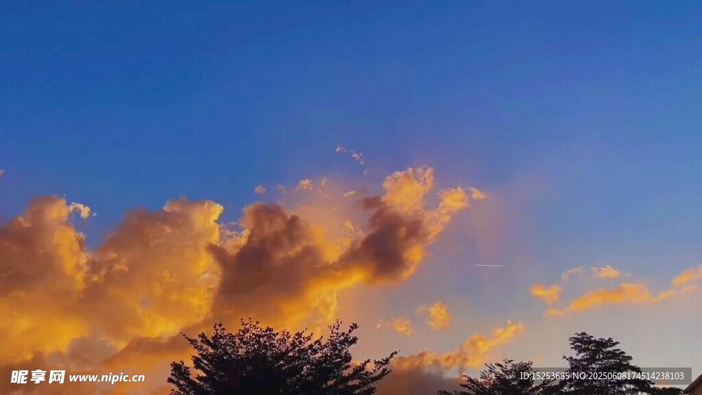 夕陽下的絢爛云彩