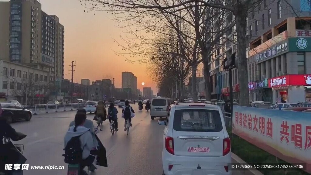城市街道傍晚出行景象