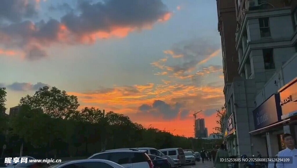 城市黃昏下的絢爛天空
