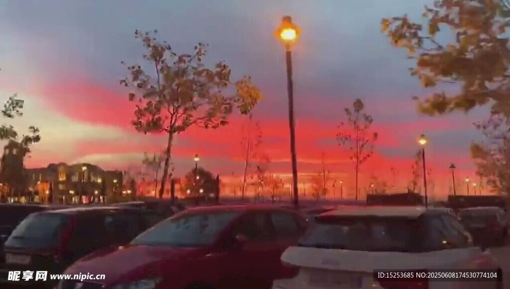 夕陽下的停車場(chǎng)美景