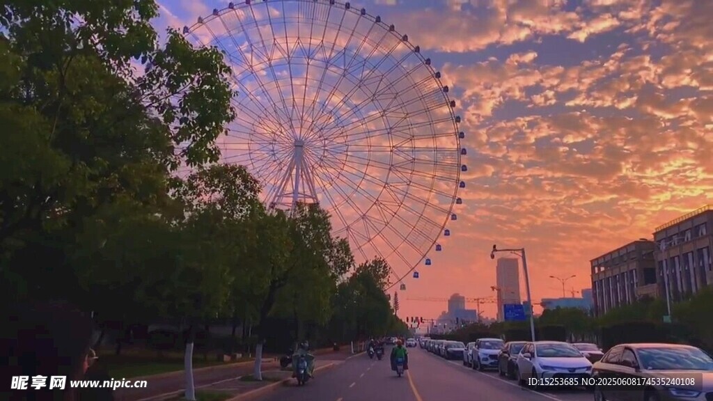 夕陽下的摩天輪與街道