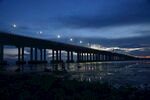 藍色天空海邊跨海大橋夜景