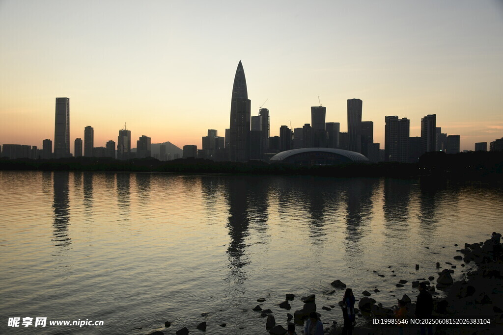 深圳灣黃昏海邊日落海邊倒影