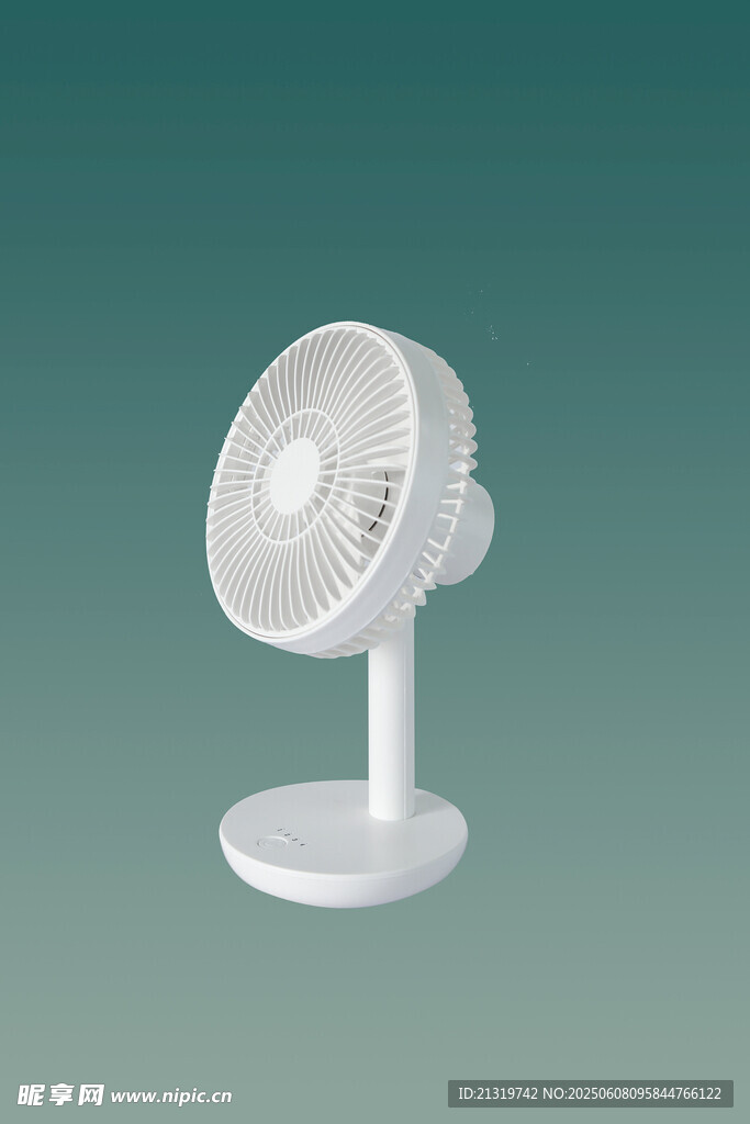 白色臺(tái)式小風(fēng)扇展示