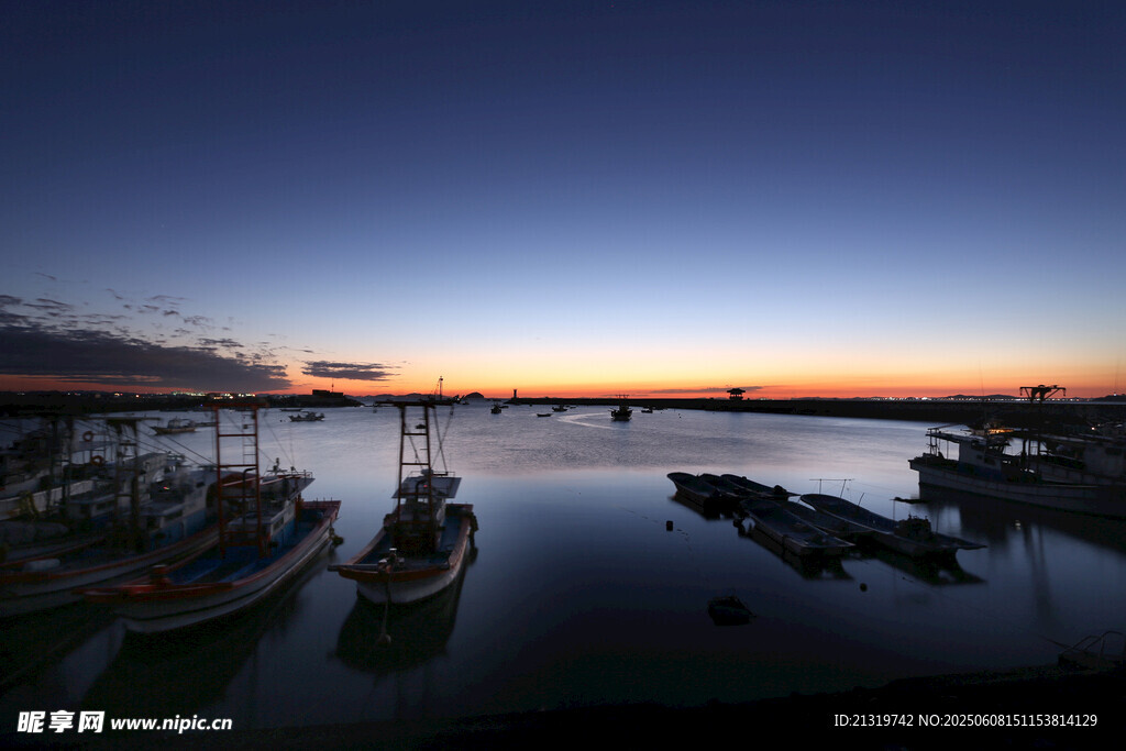 黃昏海港停泊的船只美景
