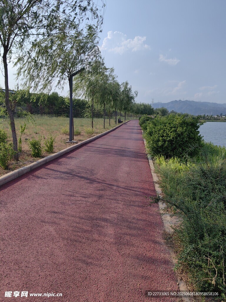 湖邊紅色步道風景