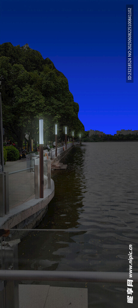 河畔夜景靜謐的水邊步道