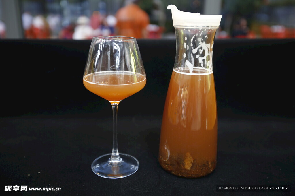 獨特飲品與酒杯的精致組合