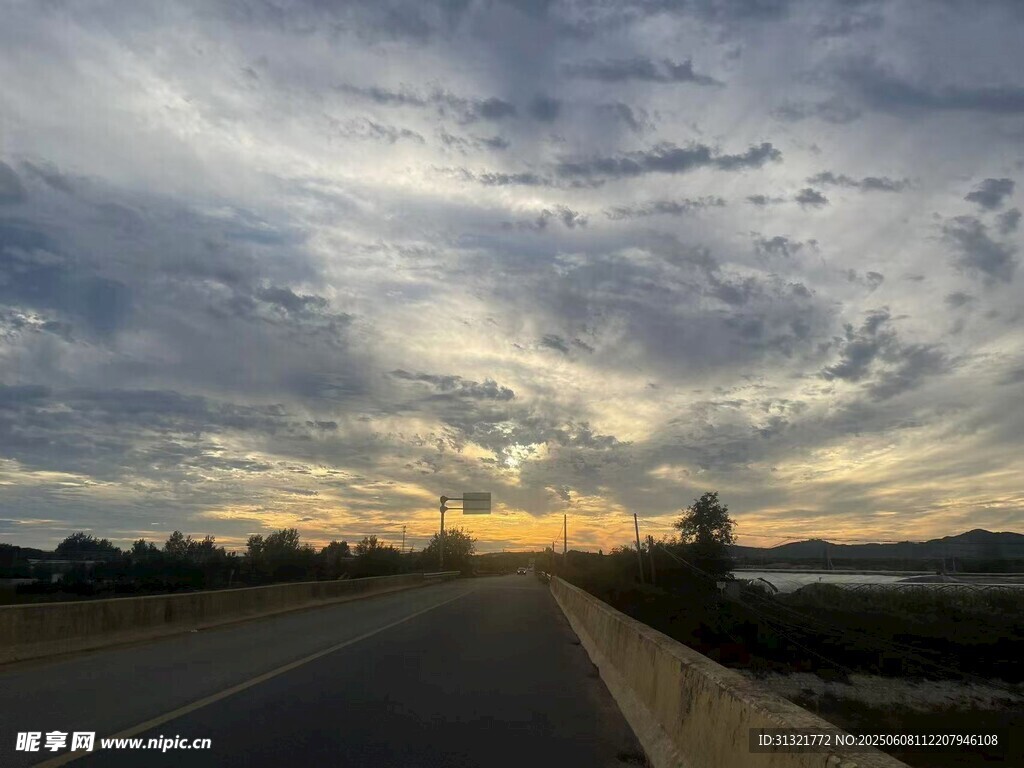 黃昏下的公路與天邊云彩