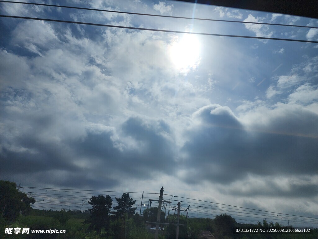 陽光穿透云層的鄉村景致
