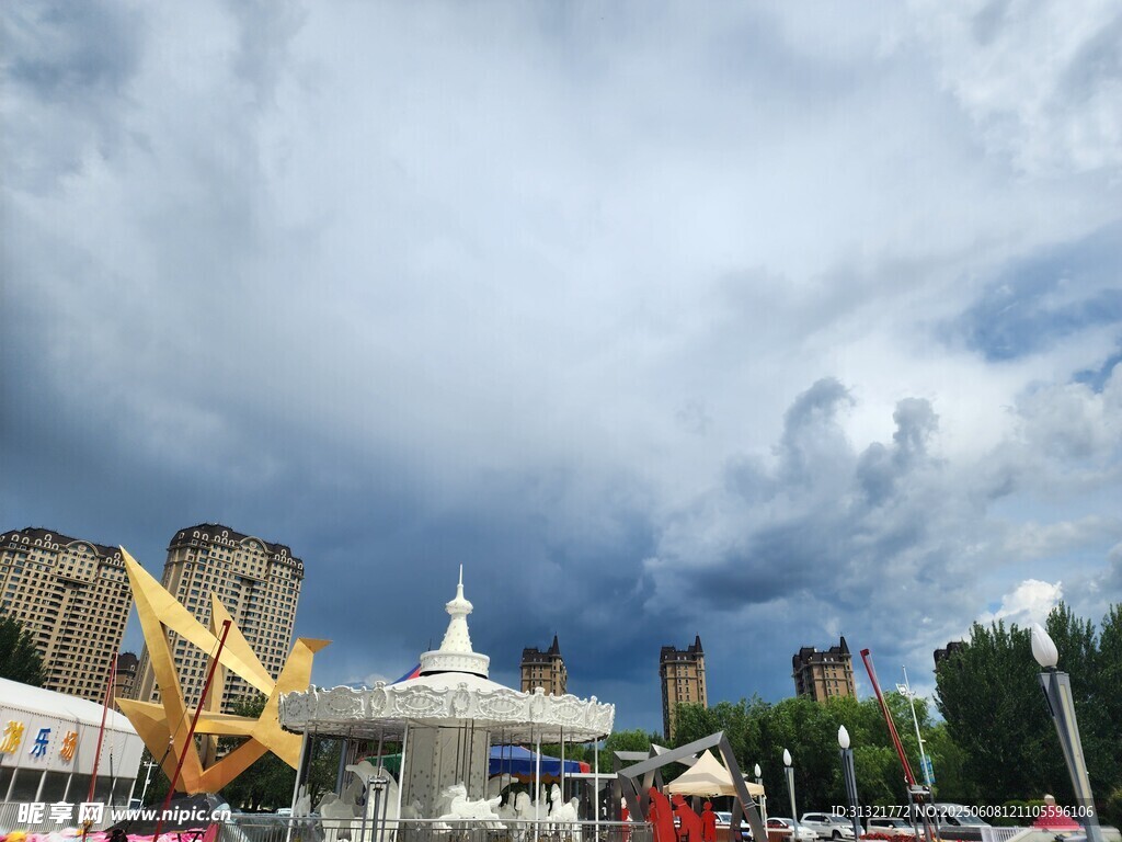 城市廣場(chǎng)上空的壯麗云層