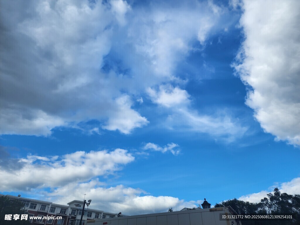藍天白云下的城市景致
