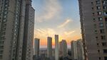 城市黃昏高樓間的美麗天際