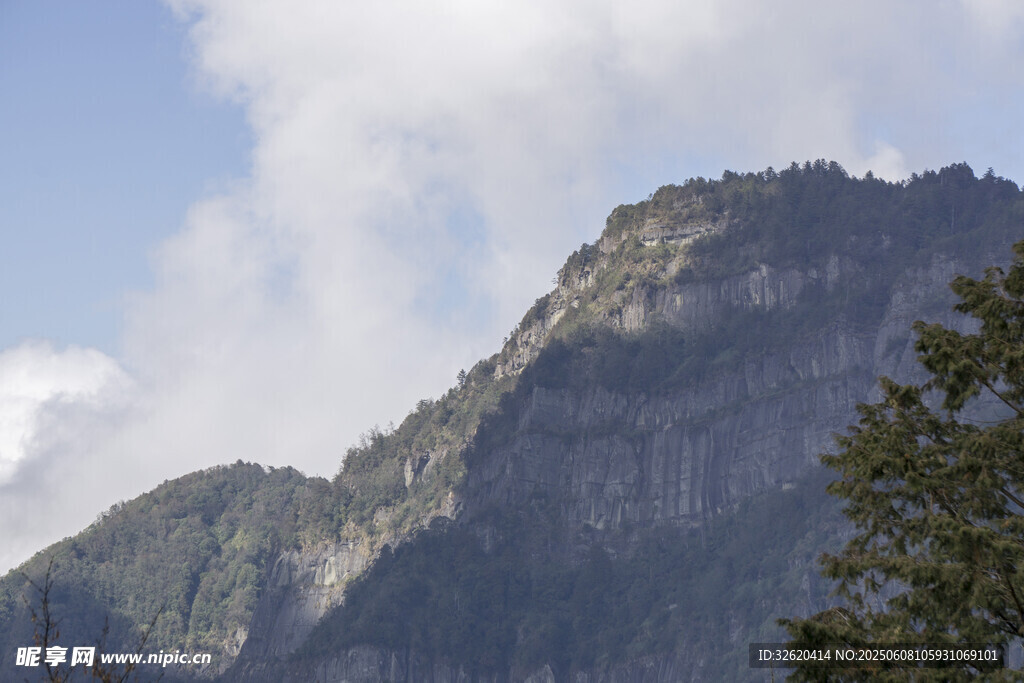 山峰 藍天
