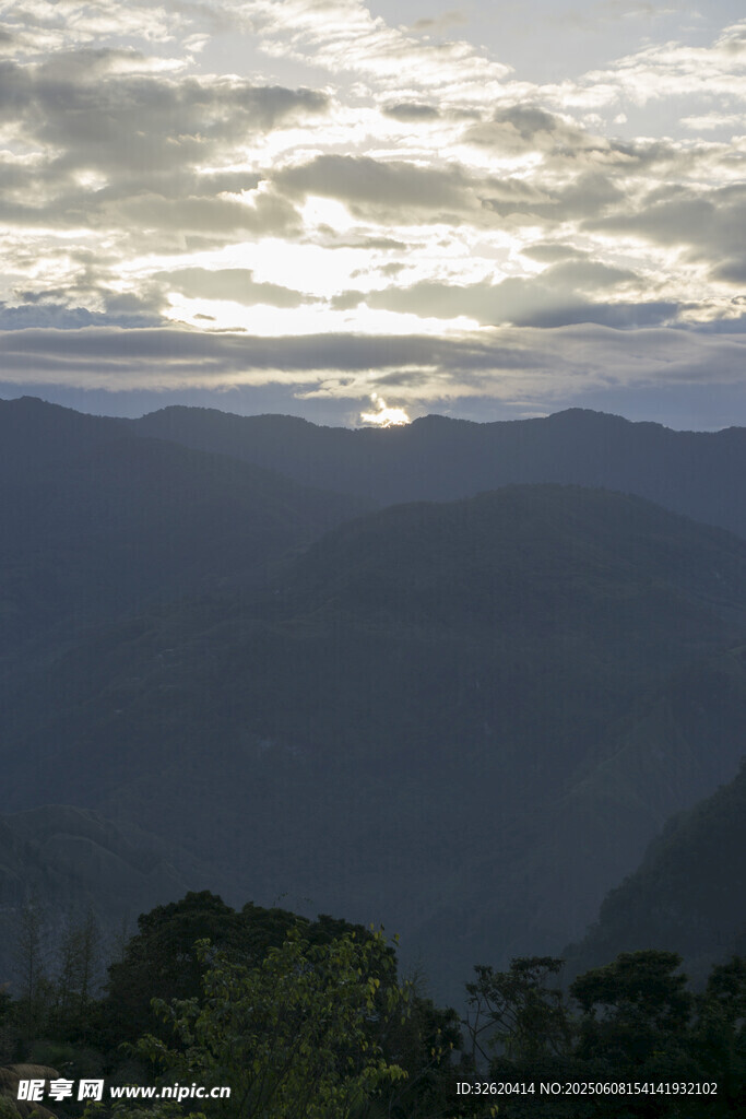 山巒 云海 