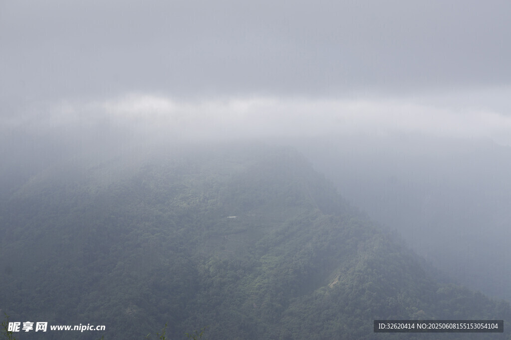 云霧 山巒