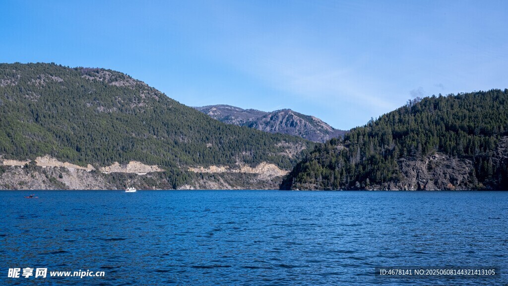 寧靜藍湖與青山美景