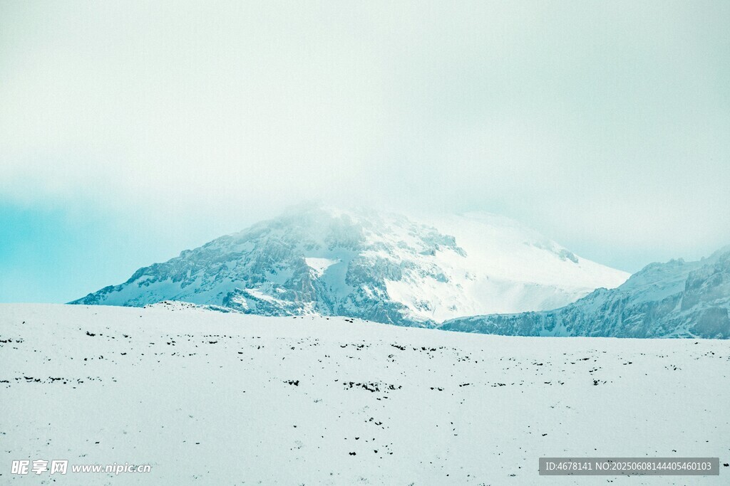 雪覆曠野與遠山美景
