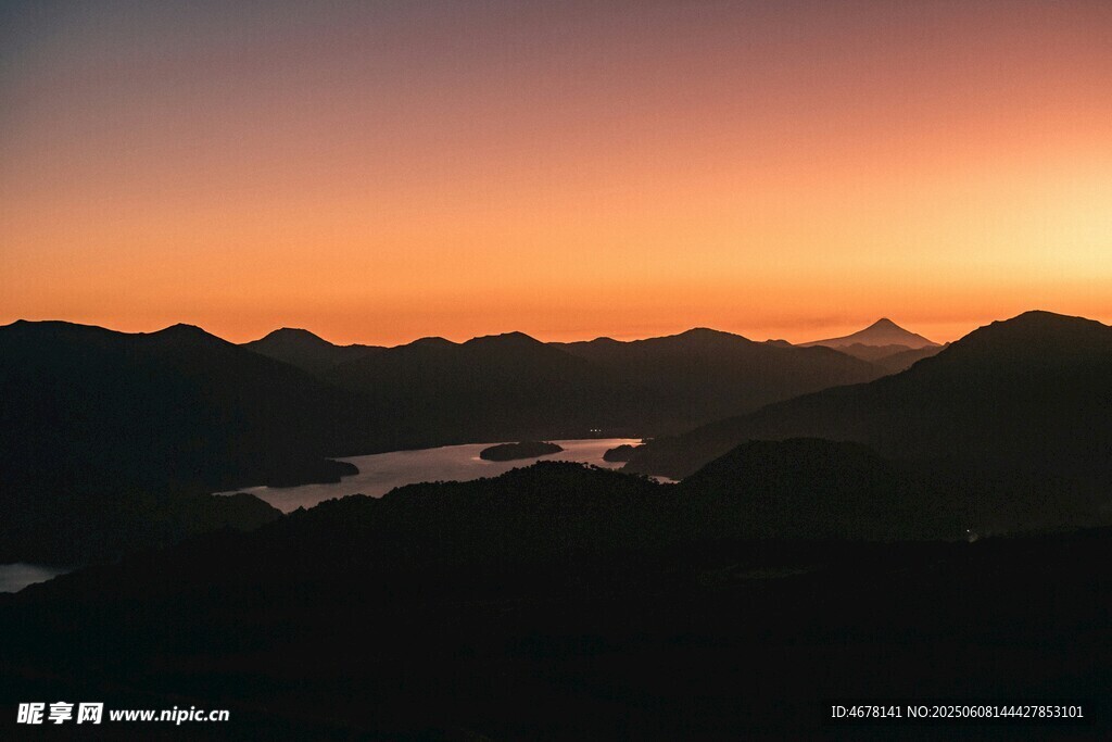 山間日落美景