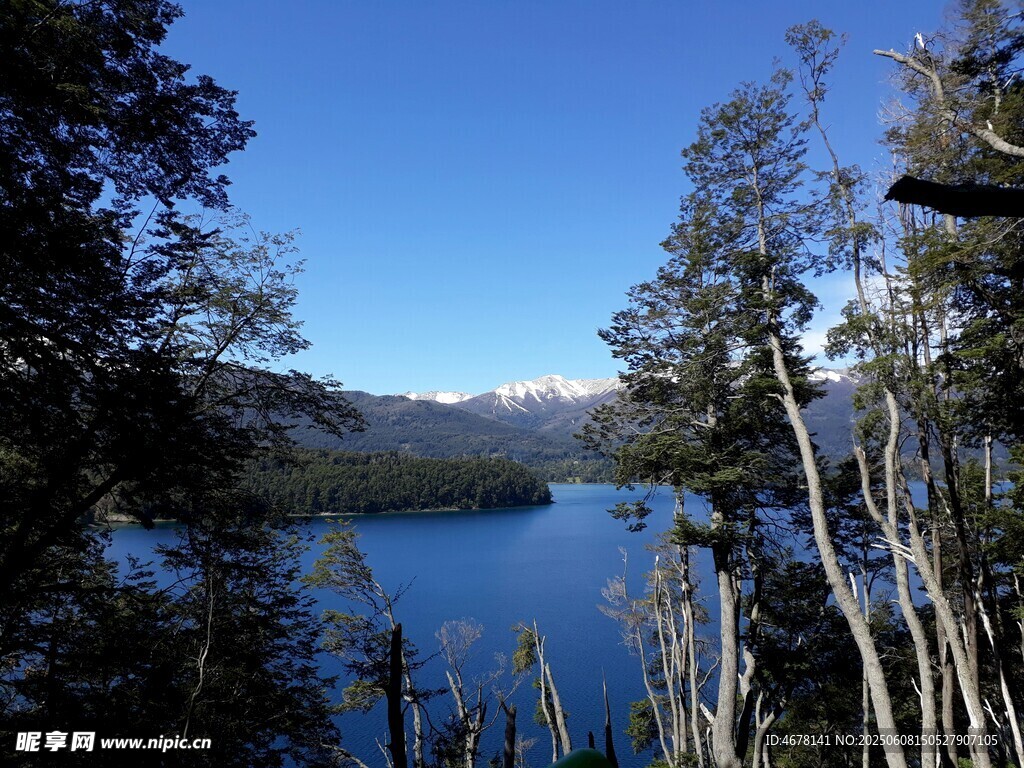 湖畔山林美景