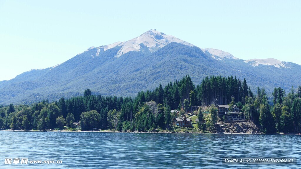 湖畔青山美景