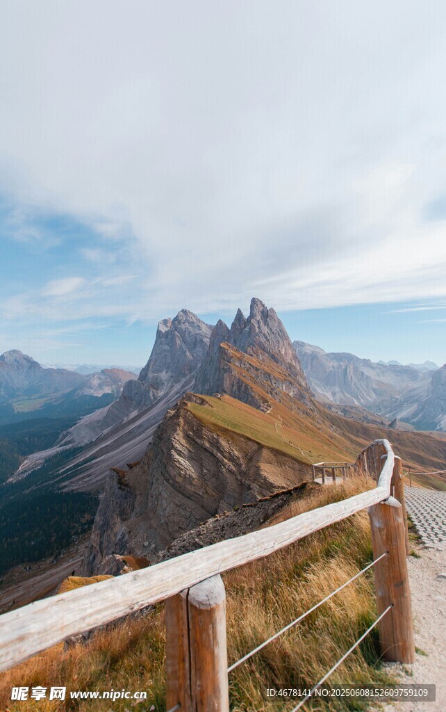 山間棧道旁的壯麗山景