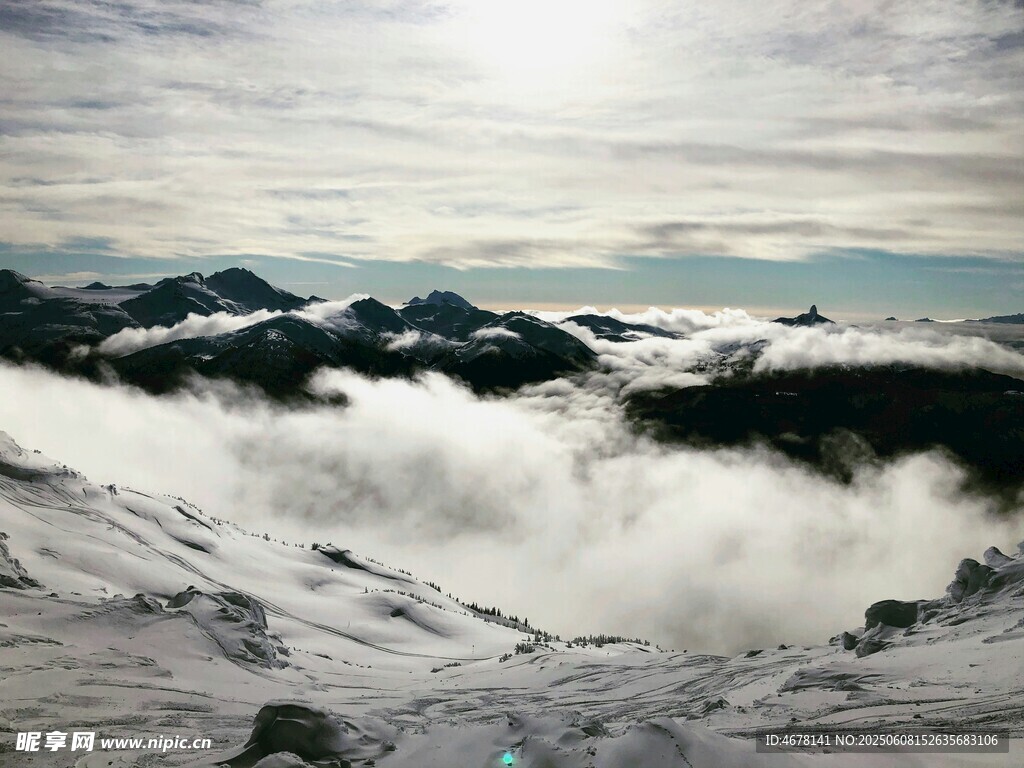 雪山云海壯麗自然景觀