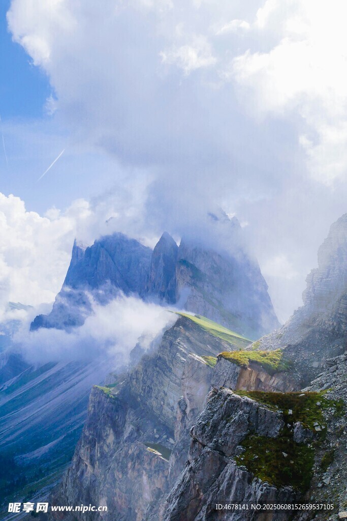 云霧繚繞的壯麗高山景觀