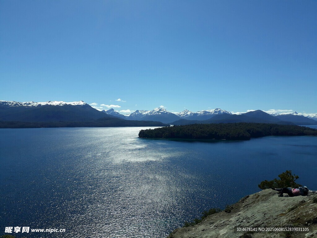 湖畔藍天與遠處山巒美景