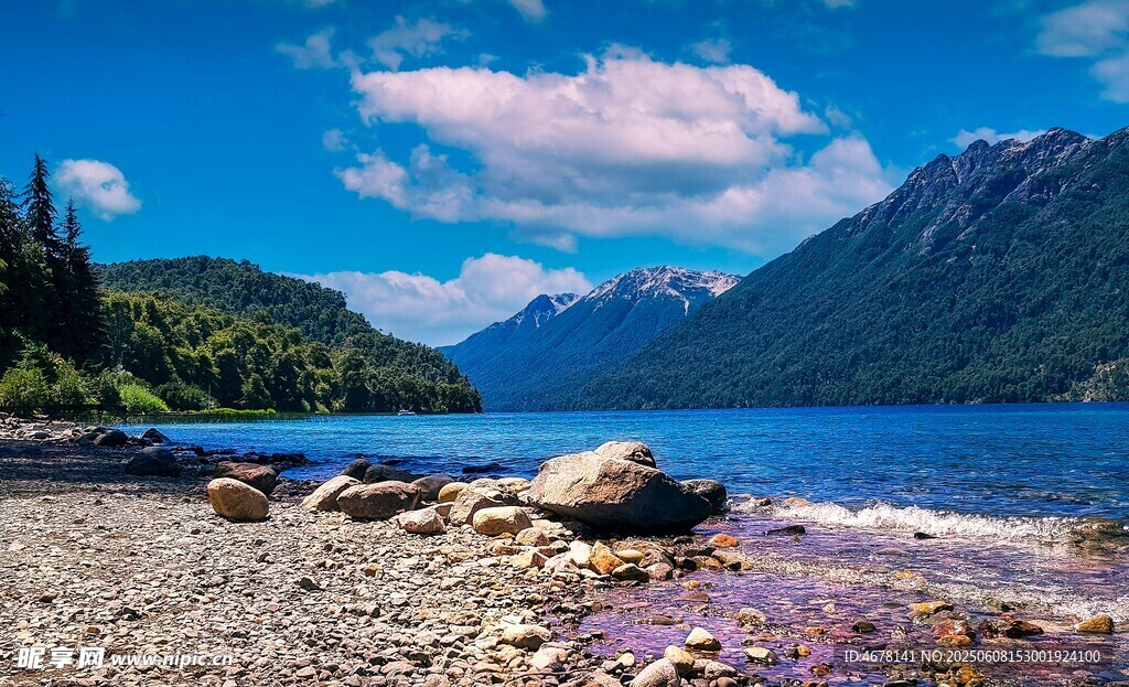 湖畔美景 多彩巖石與青山
