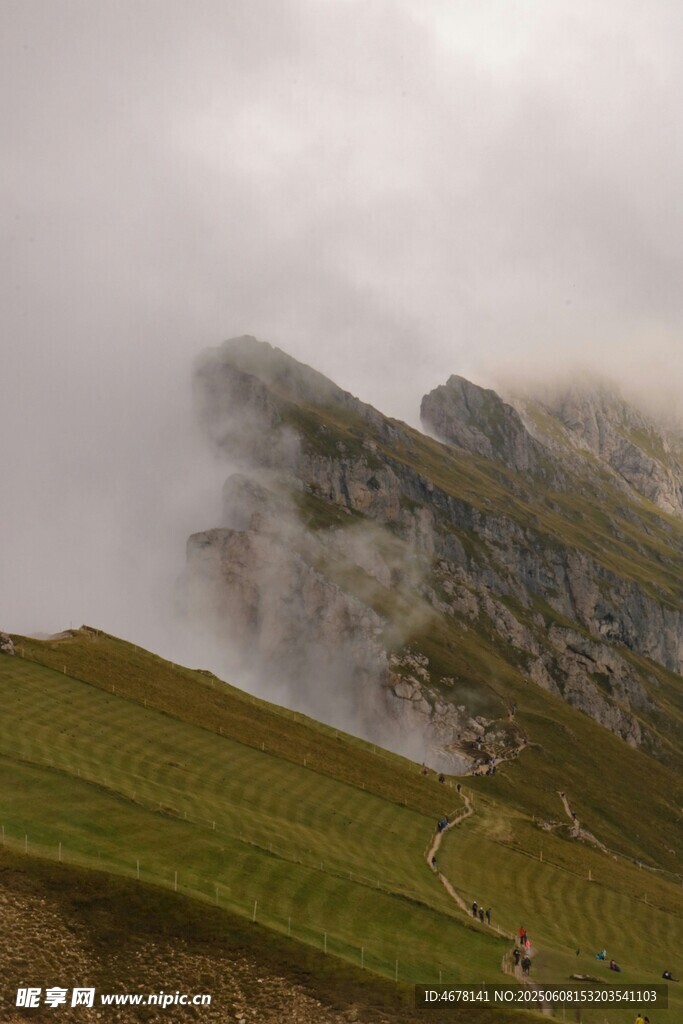 云霧繚繞的山間美景