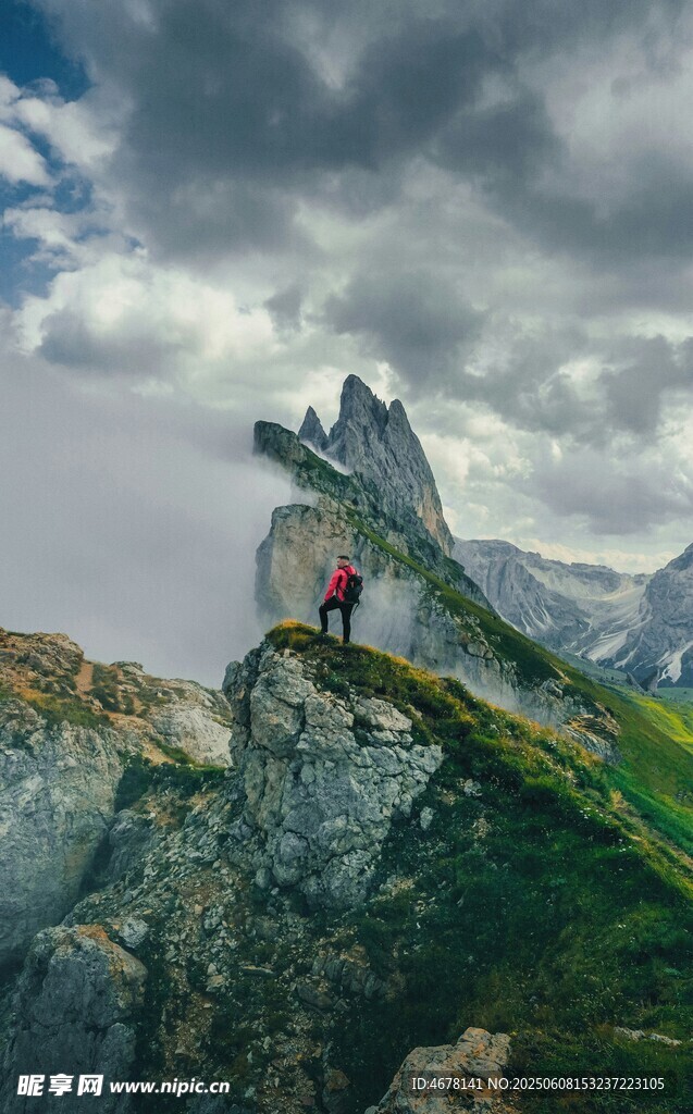 攀登險(xiǎn)峻山峰的勇者