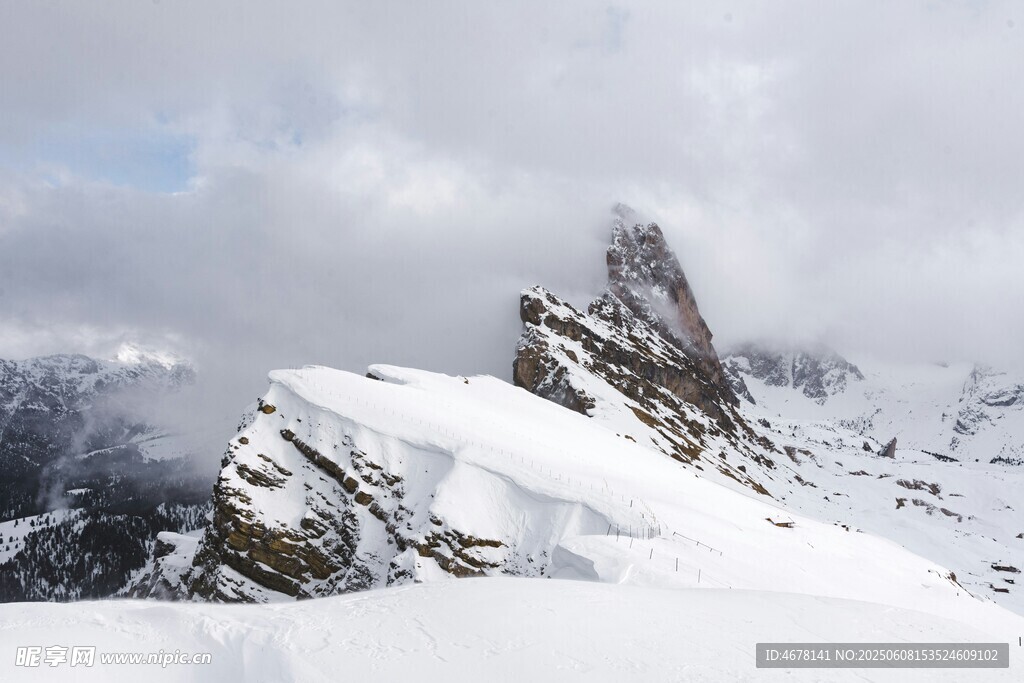 雪山奇峰壯麗景致