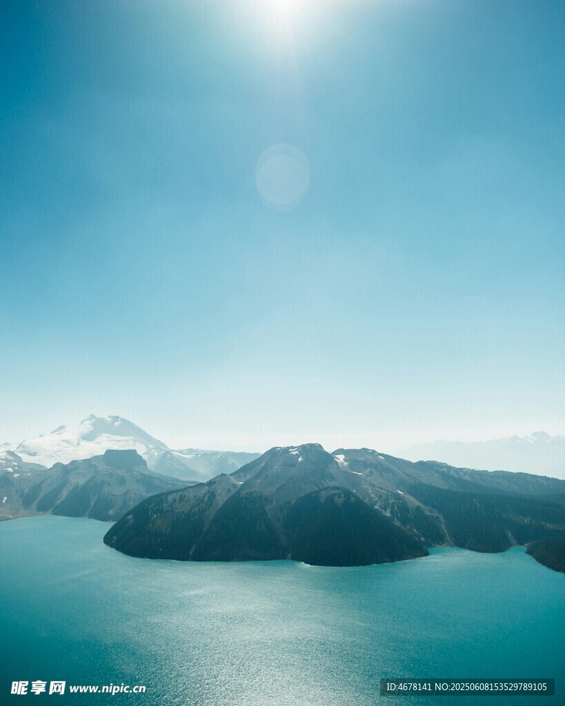 藍天碧水間的壯麗山景