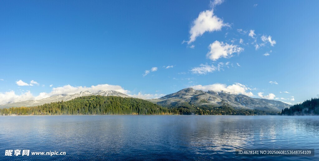 寧靜湖景與遠處山巒