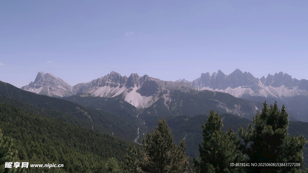 壯麗山景與蔥郁森林