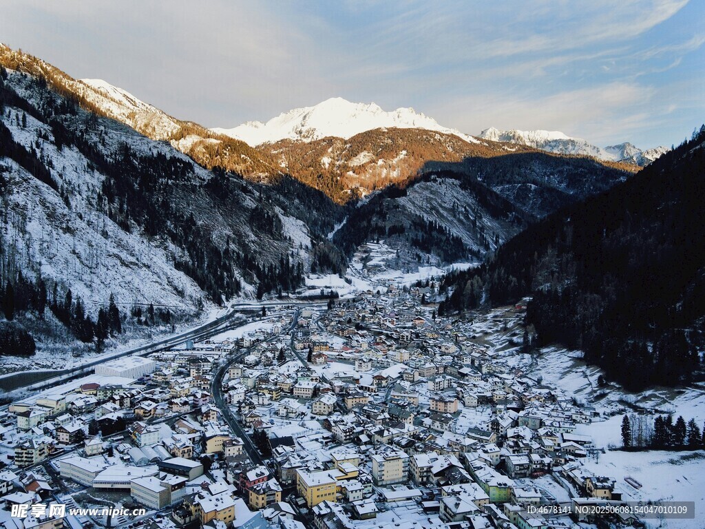 冬日雪覆山谷中的小鎮(zhèn)