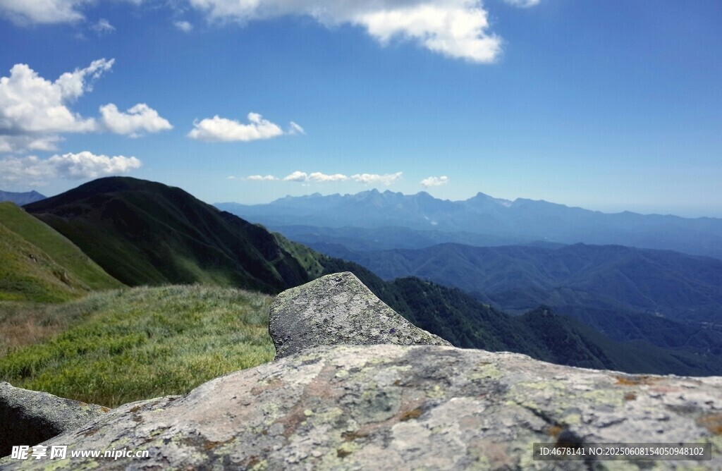 高山美景遠眺壯闊風光