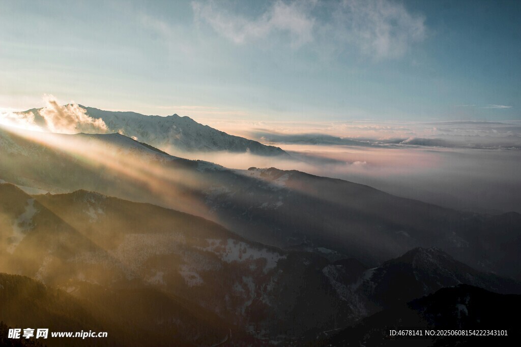 壯麗山間晨曦美景