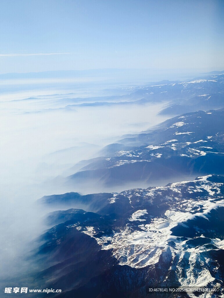 高空俯瞰壯麗雪山景觀