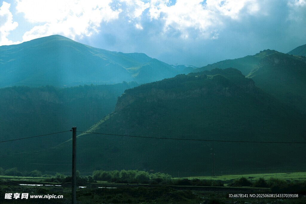 山間美景 電線桿矗立其中
