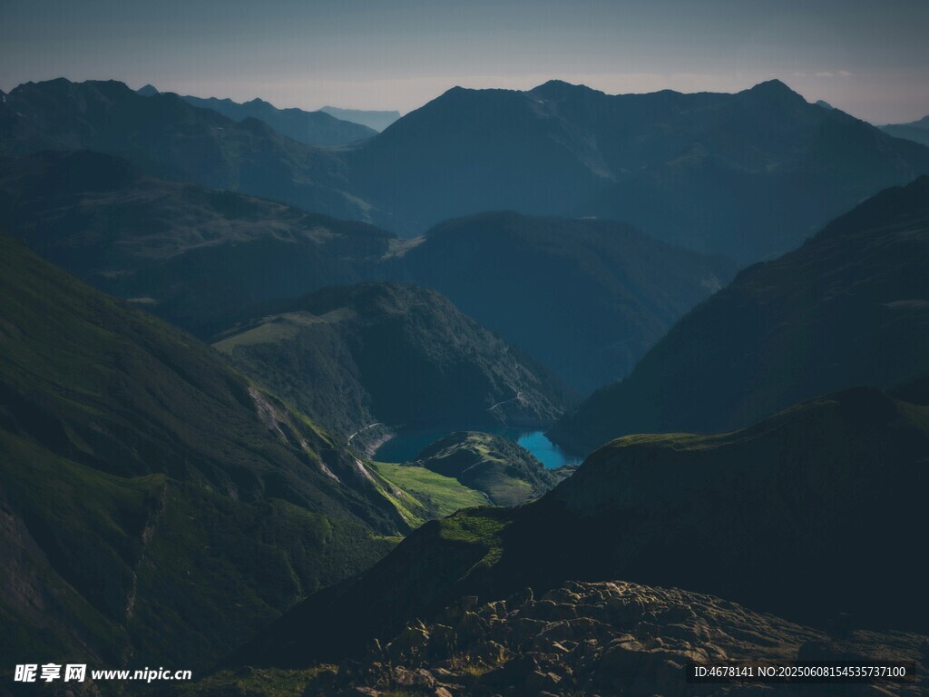 壯麗山景中的幽藍谷地