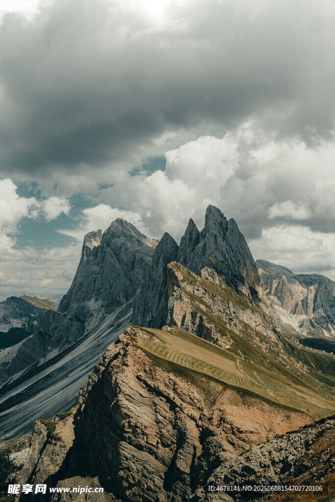 壯麗山景云霧繚繞的巍峨山峰