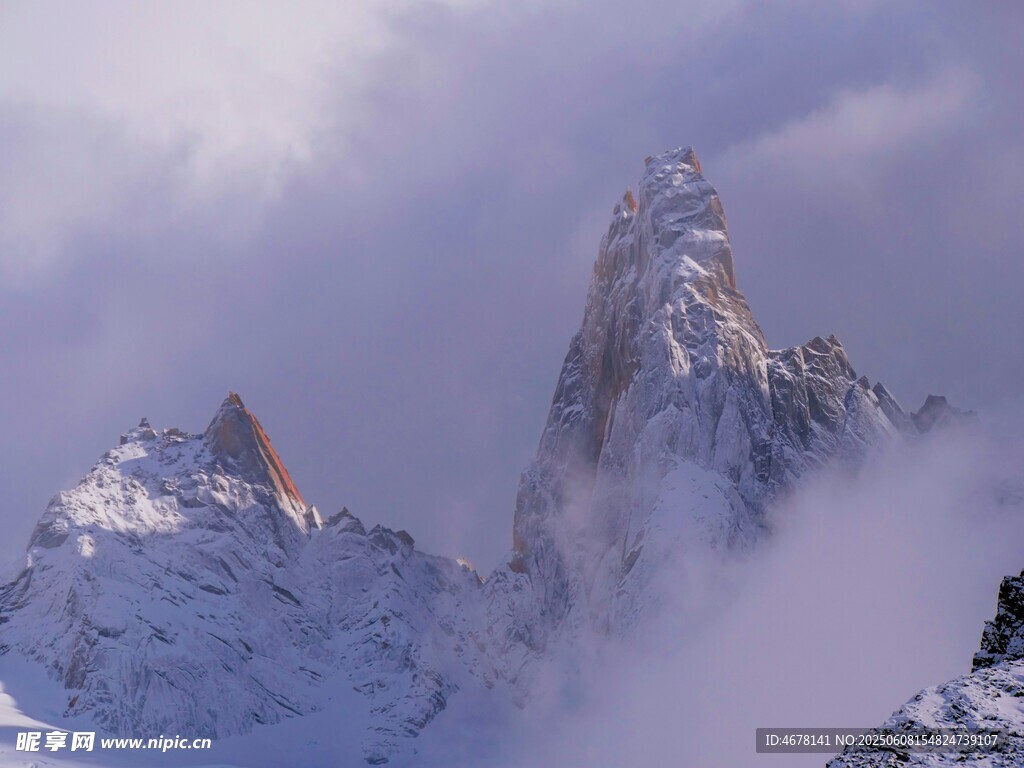 雪山云霧中的壯麗山峰