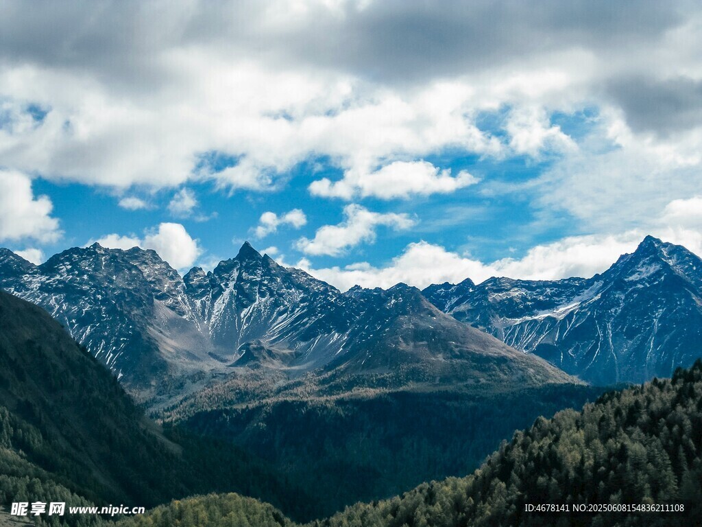 壯麗山景藍天白云森林