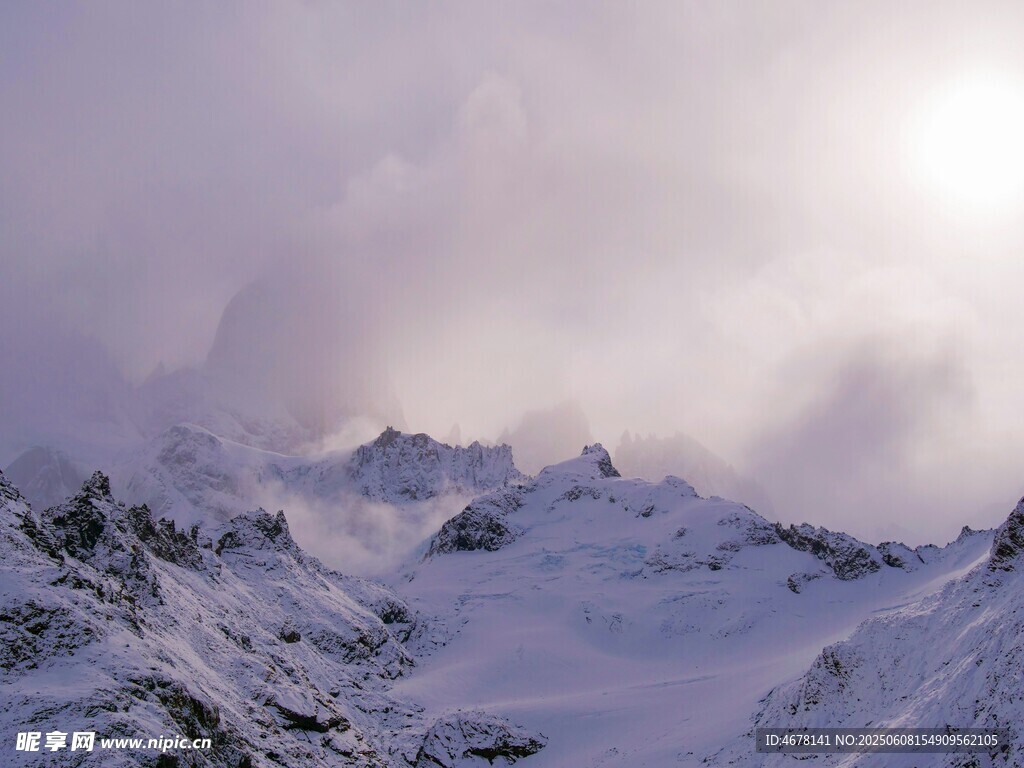 雪山云霧繚繞壯麗景觀