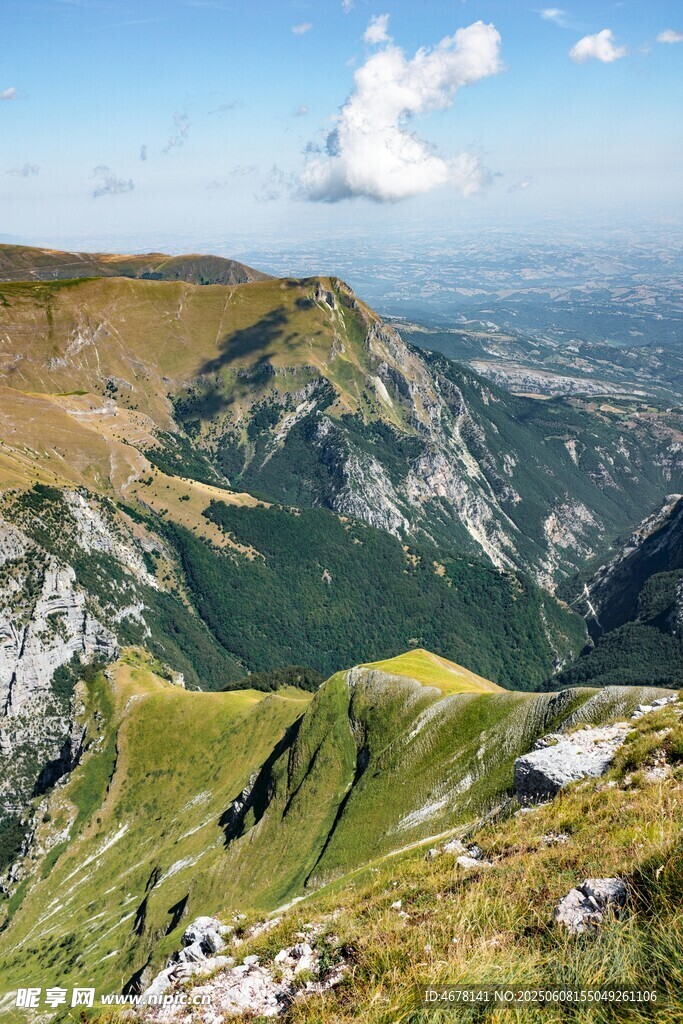 高山綠野壯麗自然風光