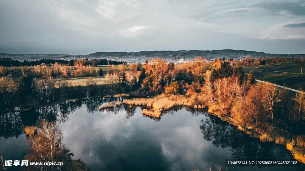 秋日湖畔美景